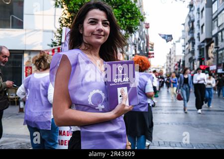 Smirne, Turchia. 25th maggio, 2023. Una donna del Partito operaio della Turchia (T?P) tiene un opuscolo e chiede di votare per Kemal Kilicdaroglu. Sono rimasti 3 giorni fino alle elezioni presidenziali del 2023. Le piazze sono state decorate con poster di Recep Tayyip Erdogan e Kemal Kilicdaroglu. Credit: SOPA Images Limited/Alamy Live News Foto Stock