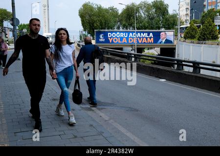 Smirne, Turchia. 25th maggio, 2023. La gente cammina oltre Recep Tayyip Erdogan poster elettorale. Sono rimasti 3 giorni fino alle elezioni presidenziali del 2023. Le piazze sono state decorate con poster di Recep Tayyip Erdogan e Kemal Kilicdaroglu. (Foto di Murat Kocabas/SOPA Images/Sipa USA) Credit: Sipa USA/Alamy Live News Foto Stock