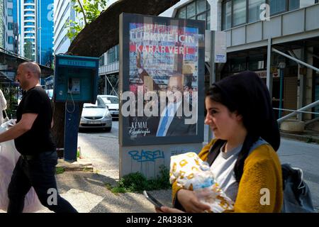 Smirne, Turchia. 25th maggio, 2023. La gente cammina davanti al poster elettorale di Kemal Kilicdaroglu. Sono rimasti 3 giorni fino alle elezioni presidenziali del 2023. Le piazze sono state decorate con poster di Recep Tayyip Erdogan e Kemal Kilicdaroglu. (Foto di Murat Kocabas/SOPA Images/Sipa USA) Credit: Sipa USA/Alamy Live News Foto Stock