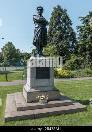 Una statua di bronzo del comandante Edward John Smith, capitano del Titanic, che si erge orgogliosamente su un plinto nel Beacon Park, Lichfield. Foto Stock