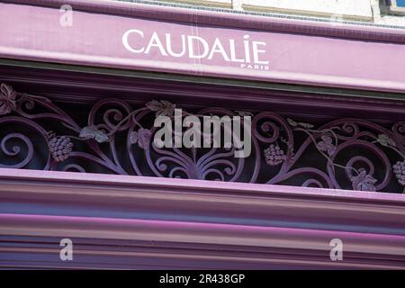 Bordeaux , Aquitaine France - 05 19 2023 : Caudalie catena testo segno e logo marchio sulla facciata negozio di cosmetici in Francia Foto Stock