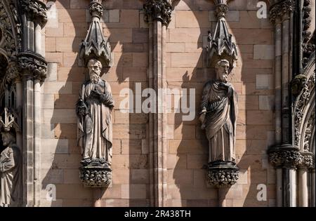 Sculture in pietra adornano il fronte ovest della cattedrale di Lichfield. Le sculture raffigurano gli apostoli Paolo e Matteo. Foto Stock