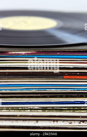 Disco di registrazione in vinile e diversi album con piastre Foto Stock