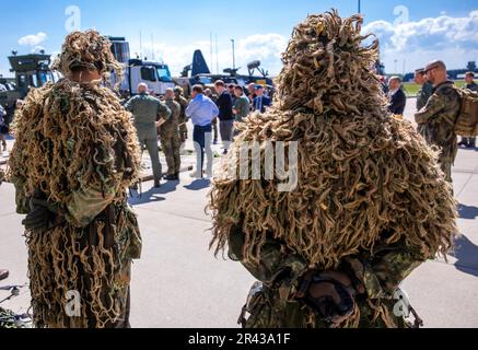 Laage, Germania. 11th maggio, 2023. Forze operative speciali mimetite dello stand dell'aeronautica tedesca presso la base aerea di Laage. La base della Tactical Air Wing 73 'Steinhoff' è una delle quattro sedi Eurofighter dell'aeronautica tedesca. Credit: Jens Büttner/dpa/Alamy Live News Foto Stock