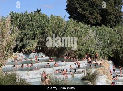 Saturnia, Italia - 13 settembre 2022: Le persone fanno il bagno nelle sorgenti termali di Saturnia Therme, Saturnia, Toscana, Italia Foto Stock