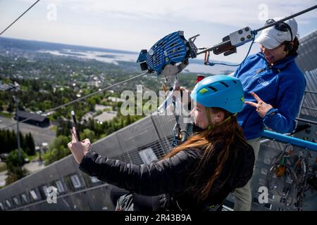 Oslo 20230525.Aubrey Knight (a sinistra), che lavora sulla portaerei americana USS Gerald R. Ford, testerà la zipline a Holmenkollen giovedì. La portaerei è ormeggiata a Oslo mercoledì, e 4.500 americani che lavorano a bordo sono stati autorizzati a scendere a terra. Foto: Javad Parsa / NTB Foto Stock