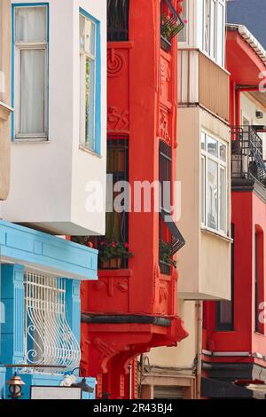 Il quartiere di Kadikoy ha facciate storiche multicolore. Istanbul, Turchia Foto Stock