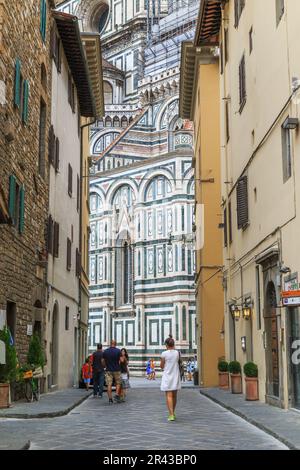 FIRENZE, ITALIA - 13 SETTEMBRE 2018: Questa è una delle antiche strade medievali che si affacciano la sera sul Duomo. Foto Stock