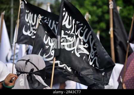 Giacarta, Indonesia - 13 giugno 2015 : la Congregazione di Hizbut Tahrir Indonesia sventola la bandiera tauhid a Giacarta, Indonesia Foto Stock