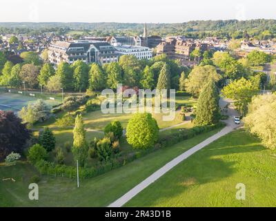 vista aerea del centro di horsham, campi da tennis del parco di horsham nel sussex occidentale Foto Stock