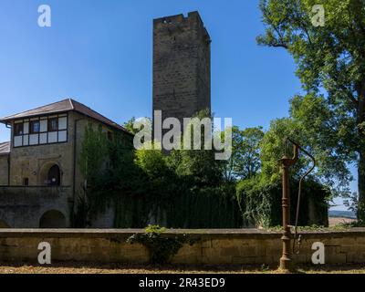 Accesso dall'esterno al cortile interno con il ponte e la portineria, nonché il torrione, il Castello di Ravensburg, Baden-Württemberg, Germania. Foto Stock