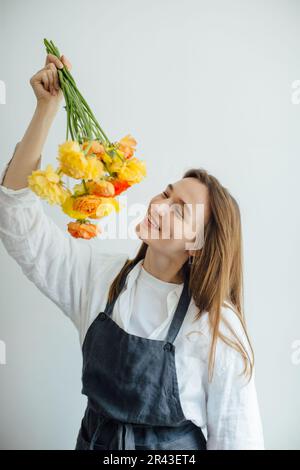 Ritratto di una donna che tiene un bouquet di fiori - foto d'archivio Foto Stock