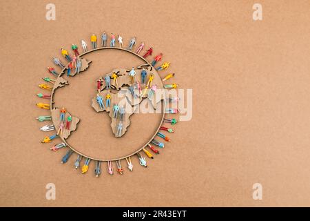 Giornata mondiale della popolazione, concetto creativo. Grande e vario gruppo di persone a forma di mappa del mondo Foto Stock