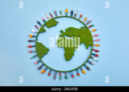 Giornata mondiale della popolazione, concetto creativo. Grande e vario gruppo di persone a forma di mappa del mondo Foto Stock