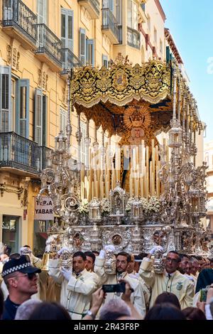 Andalusia Spagna. Processione alla Semana Santa (settimana Santa) di Malaga. Statue sante montate su carri Foto Stock
