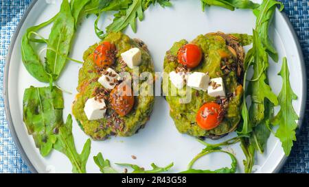 Primo piano di un brindisi all'avocado fatto con purea di avocado Foto Stock