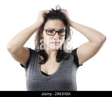 Ansioso ha sottolineato giovane donna strappando i suoi capelli fuori Foto Stock