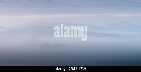Misty Dawn in Toscana Foto Stock
