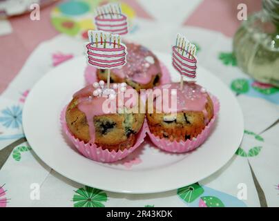 Cupcake di compleanno per bambini con glassa rosa Foto Stock