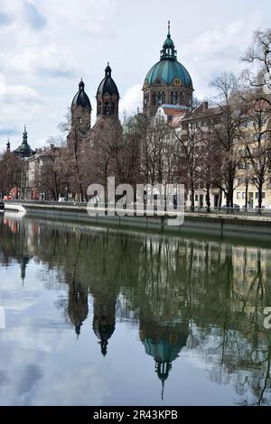 La chiesa luterana di San Luca a Monaco (Lukaskirche) sul fiume Isar Foto Stock