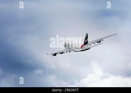 MONACO, GERMANIA, 20 MAGGIO: Airbus A380 dagli Emirati decollo dall'aeroporto di Monaco, Germania il 20 maggio 2013. Il A380 è il mondo Foto Stock