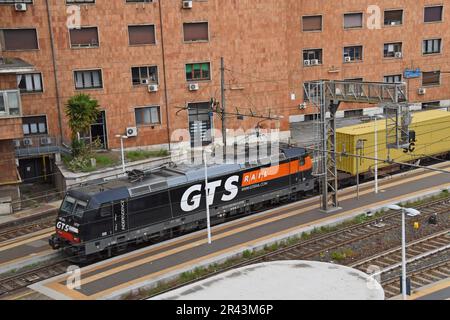 Treno merci GTS coontainer alla stazione ferroviaria di Genova Piazza Principe, Genova, Italia Foto Stock