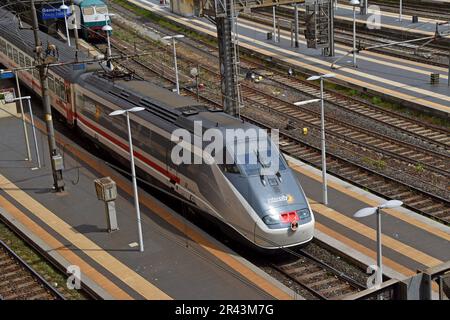 Trenitalia Intercity treno passeggeri ad alta velocità in attesa al binario della stazione ferroviaria di Genova Piazza Principe, Genova, Italia Foto Stock