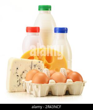 Composizione con varietà di prodotti lattiero-caseari isolato su bianco Foto Stock