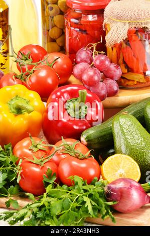 Composizione con un assortimento di prodotti alimentari comprendente frutta verdura Foto Stock