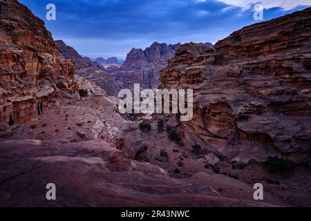 Monastero di pietra nella roccia, Petra in Giordania. Landcape di roccia rossa. Petra vista storica - Monastero ad Deir con luna piena durante la notte. Luce notturna Foto Stock