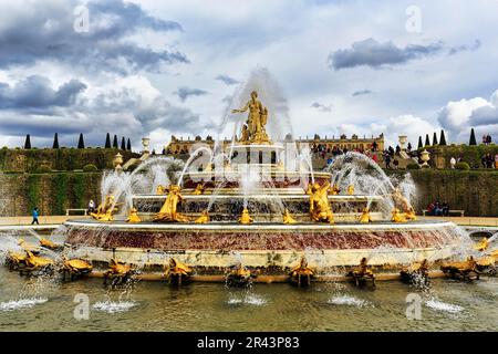 Fontana della Latona, caratteristiche d'acqua nel giardino e parco Bassin de Latone, Palazzo di Versailles, regione Ile-de-France, Francia Foto Stock