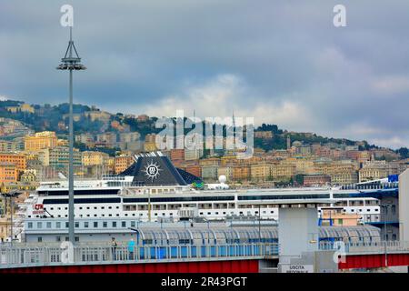 Italia, Italia, Genova vicino al porto, case residenziali, case e navi Foto Stock