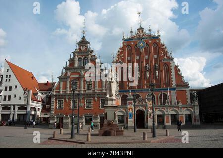 Blackhead House, Stati baltici, Europa, Weighhouse e Melngalvju Nams, Piazza del Municipio, Ratslaukums, Statua di Roland, Città Vecchia, riga, Lettonia Foto Stock