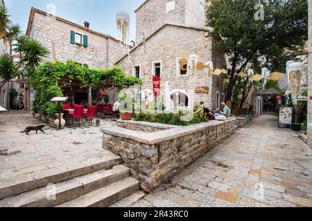 Vicoli e piazze storiche della città vecchia, Budva, Montenegro Foto Stock