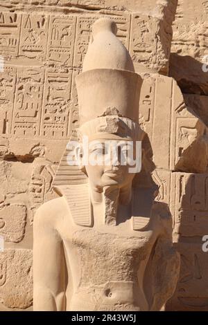 Antiche statue egiziane al tempio di Karnak, Luxor, Egitto Foto Stock
