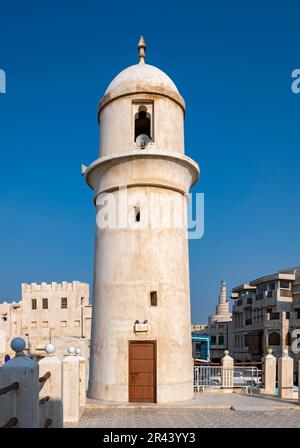 Minareto della Moschea Ovest di Souq Waqif, Doha, Qatar Foto Stock