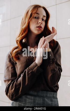 Ginger Girl con Freckles al tramonto vicino a Old Architecture Foto Stock