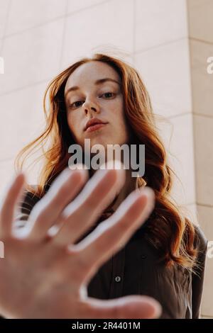 Ginger Girl con Freckles al tramonto vicino a Old Architecture Foto Stock