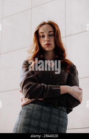 Ginger Girl con Freckles al tramonto vicino a Old Architecture Foto Stock