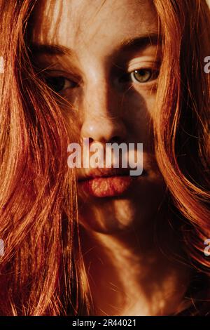 Ginger Girl con Freckles al tramonto vicino a Old Architecture Foto Stock