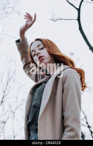 Ginger Girl con Freckles al tramonto vicino a Old Architecture Foto Stock
