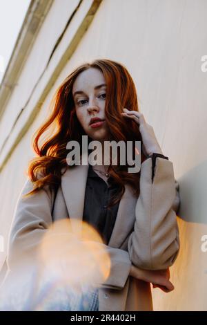 Ginger Girl con Freckles al tramonto vicino a Old Architecture Foto Stock