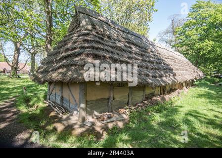 20 metri di replica di una Longhouse neolitica a la Hougue Bie, Jersey Foto Stock