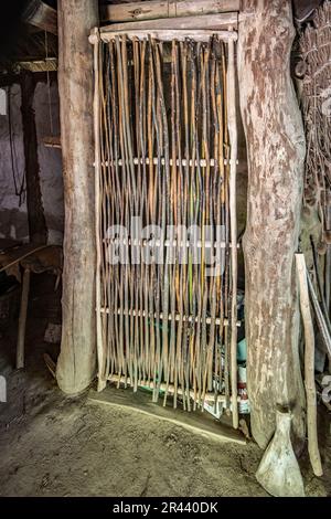 Cornice Wattle all'interno della replica lunga 20 metri di una Longhouse neolitica a la Hougue Bie, Jersey Foto Stock