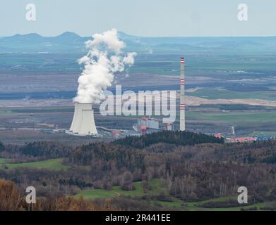 Fumo di centrale a carbone e vapore che sale da una torre di raffreddamento. Carico ecologico e saccheggio ambientale. Autunno nelle montagne ore, Repu Ceca Foto Stock