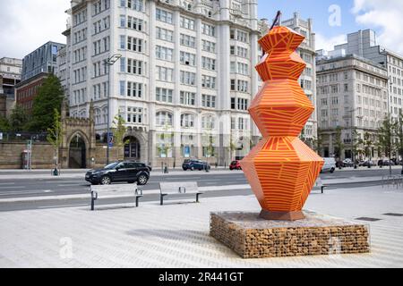 Liverpool, regno unito Maggio, 16, 2023, statua di Street art arancione sul trefolo a Liverpool, per celebrare il concorso di canzoni Eurovision 2023 Foto Stock