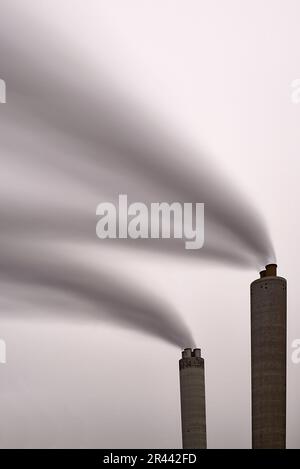 Esposizione lunga di fumo che esce da un camino di fabbrica Foto Stock