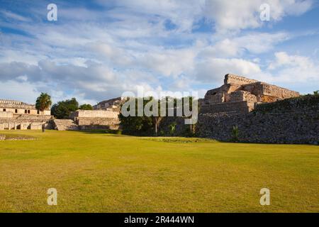 Maestose rovine del tempio Maya a Kabah, sulla strada Puuc Foto Stock