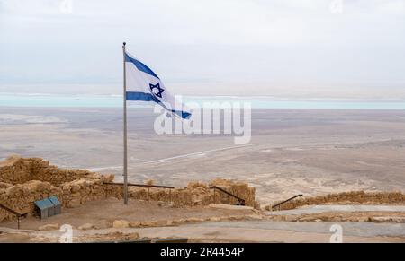 Bandiera di Isreali al Parco Nazionale Masada deserto Judaean, di Foto Stock