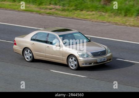 2004 Lexus LS430 Auto 430 V8 Auto Bronze Car Saloon benzina 4293 cc viaggiando sull'autostrada M61, Regno Unito Foto Stock